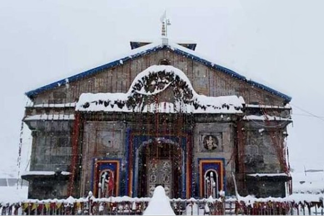 उत्तराखंड येथील प्रसिद्ध केदार नाथ मंदिरात बर्फवृष्टीमुळे सर्वत्र बर्फाची चादर पसरली आहे. ( फोटो सौजन्य : ANI )