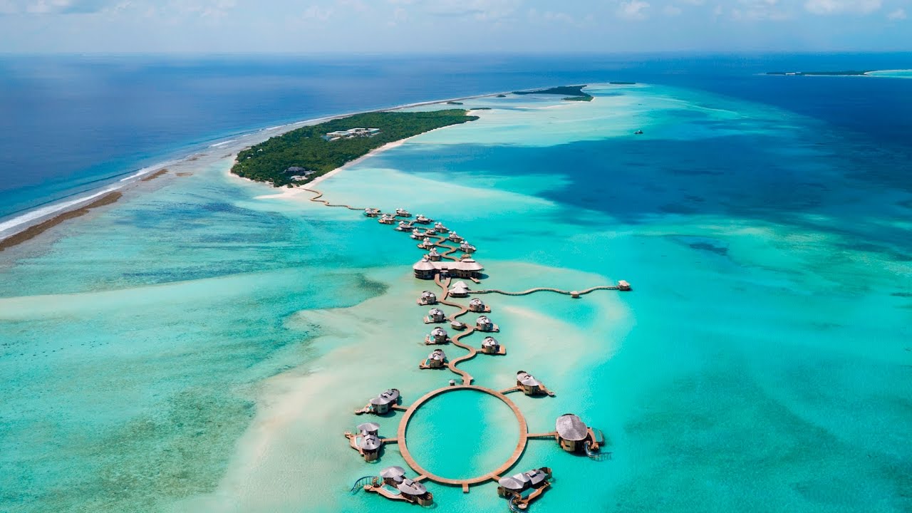 मालदीव मध्ये पर्यटकांसाठी निसर्गाच्या सानिध्यात उत्तम रिसॉर्ट आणि हॉटेल्स आहेत.