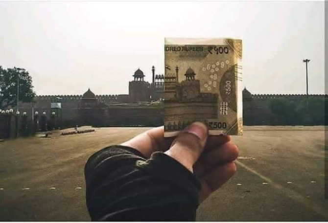 ५०० रुपयांची नवी नोट ५०० रुपयांच्या नव्या नोटेवर दिल्लीमधील लाल किल्ल्याचा फोटो आहे.