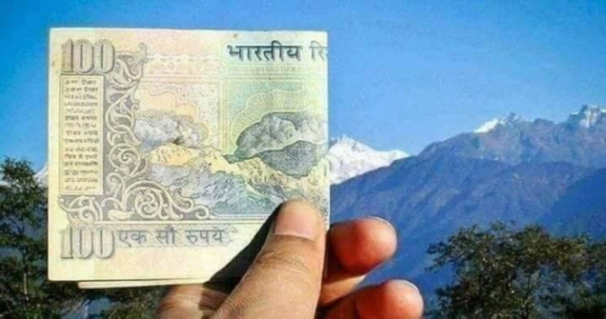 १०० रुपयांची जुनी नोट जुन्या शंभरच्या नोटेच्या मागील बाजूस दिसणाऱ्या डोंगररांगा या सिक्कीमधील आहेत. येथील गोइचा ला पर्वतरांगाचा हा फोटो आहे.