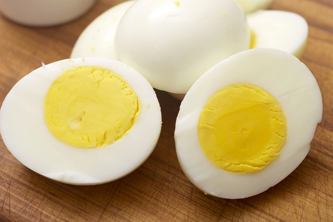 ३. अंडे – अंड्यात ए, बी आणि ई ही प्रथिने मोठ्या प्रमाणात असतात. वजन कमी करण्यासाठी अंड्याचा पांढरा भाग लाभदायक असतो. भाज्या आणि ब्रेडच्या स्लाईससोबत अंडे खाल्ल्यास ते आरोग्यासाठी चांगले असते.