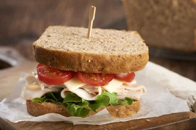 ५. मल्टिग्रेन ब्रेड सँडविच – या सँडविचमध्ये तुम्ही विविध भाज्यांचा वापर करु शकता. सँडविचमध्ये पनीर स्लाईसचाही वापर करु शकता. यामुळे सँडविच आणखी पोषक बनते. यामध्ये फायबर, व्हिटॅमिन ई, बी, लोह आणि मॅग्नेशियम असतात.