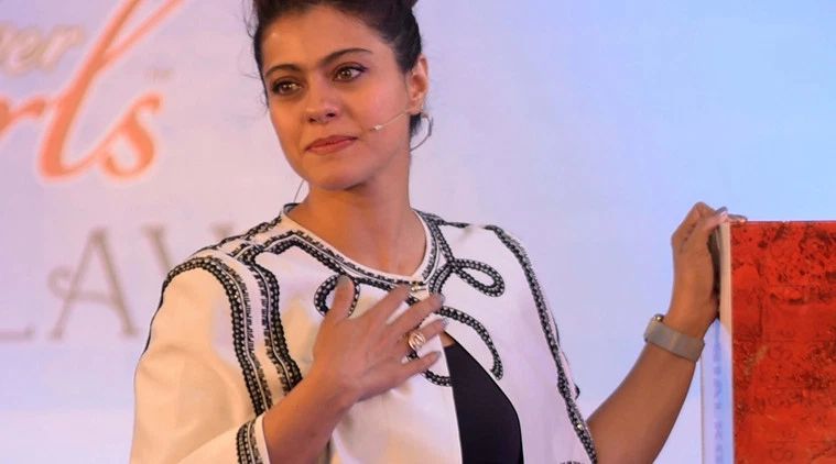 काजोलचे आडनाव तुम्हाला माहित आहे का? नाही आम्ही सांगतो. काजोलचे पूर्ण नाव आहे काजोल मुखर्जी. पालकांचा घटस्फोट झाल्यानंतर तिने आडनाव लावणं बंद केलं.