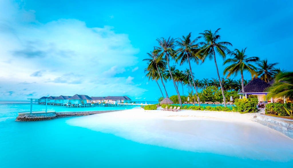 मालदीव हे स्वच्छ, निर्मळ आणि मन मोहून टाकणाऱ्या सुंदर समुद्र किनाऱ्यांसाठी जगभर प्रसिद्ध आहे.