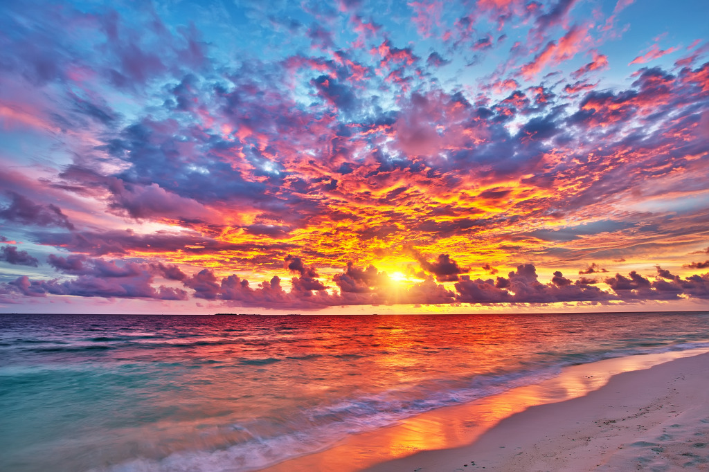 मालदीवच्या समुद्र किनारी बसून सनसेट पाहण्याचा काही वेगळाच आनंद असतो.