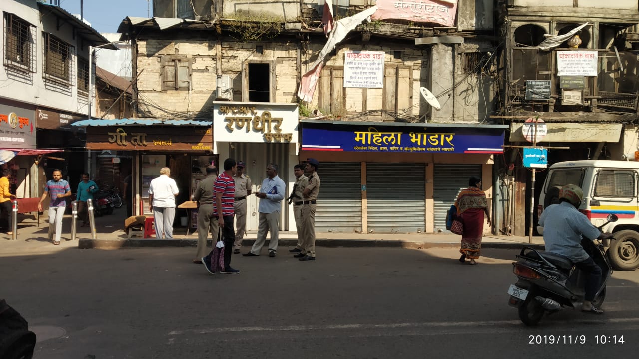 पुण्यातील तुळशीबागेतील राम मंदिराबाहेर पोलीस बंदोबस्त