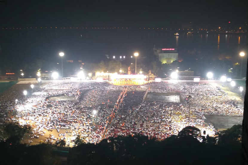 शिवाजी पार्क मैदानावरील शपथविधी सोहळयाचे छायाचित्र. (सौजन्य - गणेश शिर्सेकर )