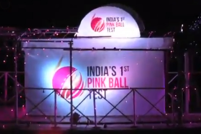 या गुलाबी चेंडूच्या कसोटीसाठी कोलकाता शहर 'गुलाबी'मय सज्ज झाले आहे.