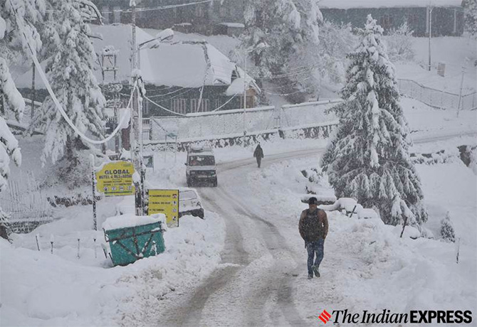 काश्मीरमध्ये हिवाळा सुरु झाला आहे, गुलमर्ग, सोनमर्ग या ठिकाणी बर्फाची चादर (एक्स्प्रेस फोटो - शौएब मसुदी)