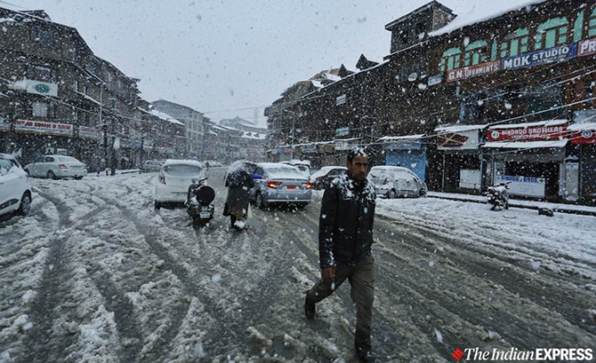 बर्फवृष्टीमुळे अनेक रस्तेही बंद (एक्स्प्रेस फोटो - शौएब मसुदी)