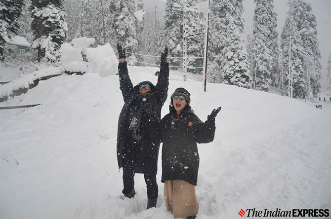 पर्यटक बर्फवृष्टीचा आनंद लुटताना (एक्स्प्रेस फोटो - शौएब मसुदी)