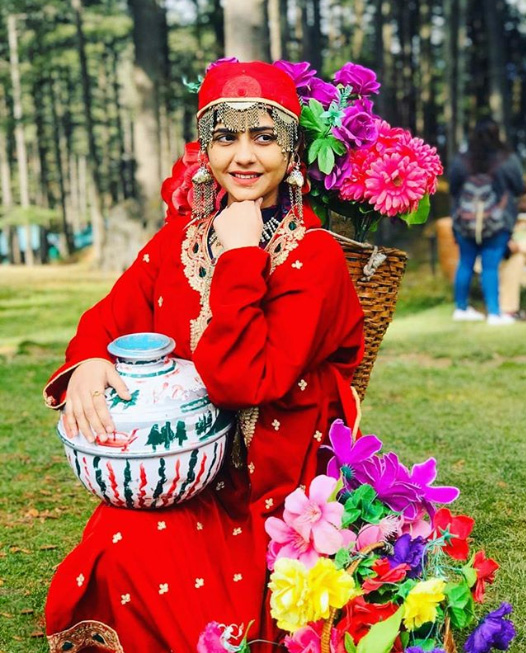 काश्मीरमधील पारंपरिक पोशाख परिधान करत दोघांनी फोटो काढले.