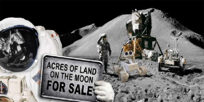 शाहरुख चक्क चंद्रावरील जमीनीचाही मालक आहे. शाहरुखनेच दिलेल्या माहितीनुसार त्याची एक ऑस्ट्रेलियन चाहती अनेक वर्षांपासून लूनार रिपलब्लिक सोसायटीच्या माध्यमातून चंद्रावर त्याच्या नावाने जमीन विकत घेत होती.