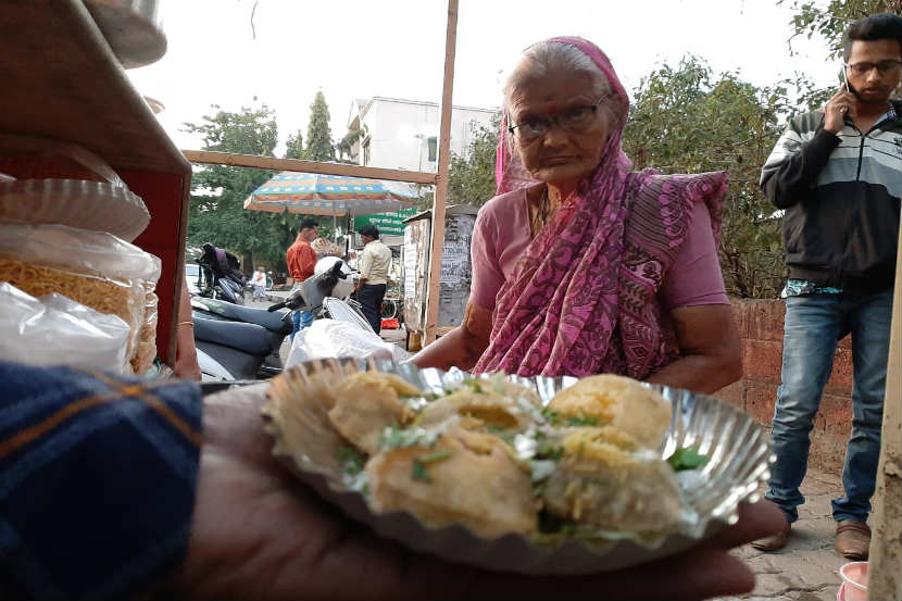 प्रेरणादायी : कर्ज फेडण्यासाठी ८० वर्षाच्या आजीबाई विकतात पाणीपुरी