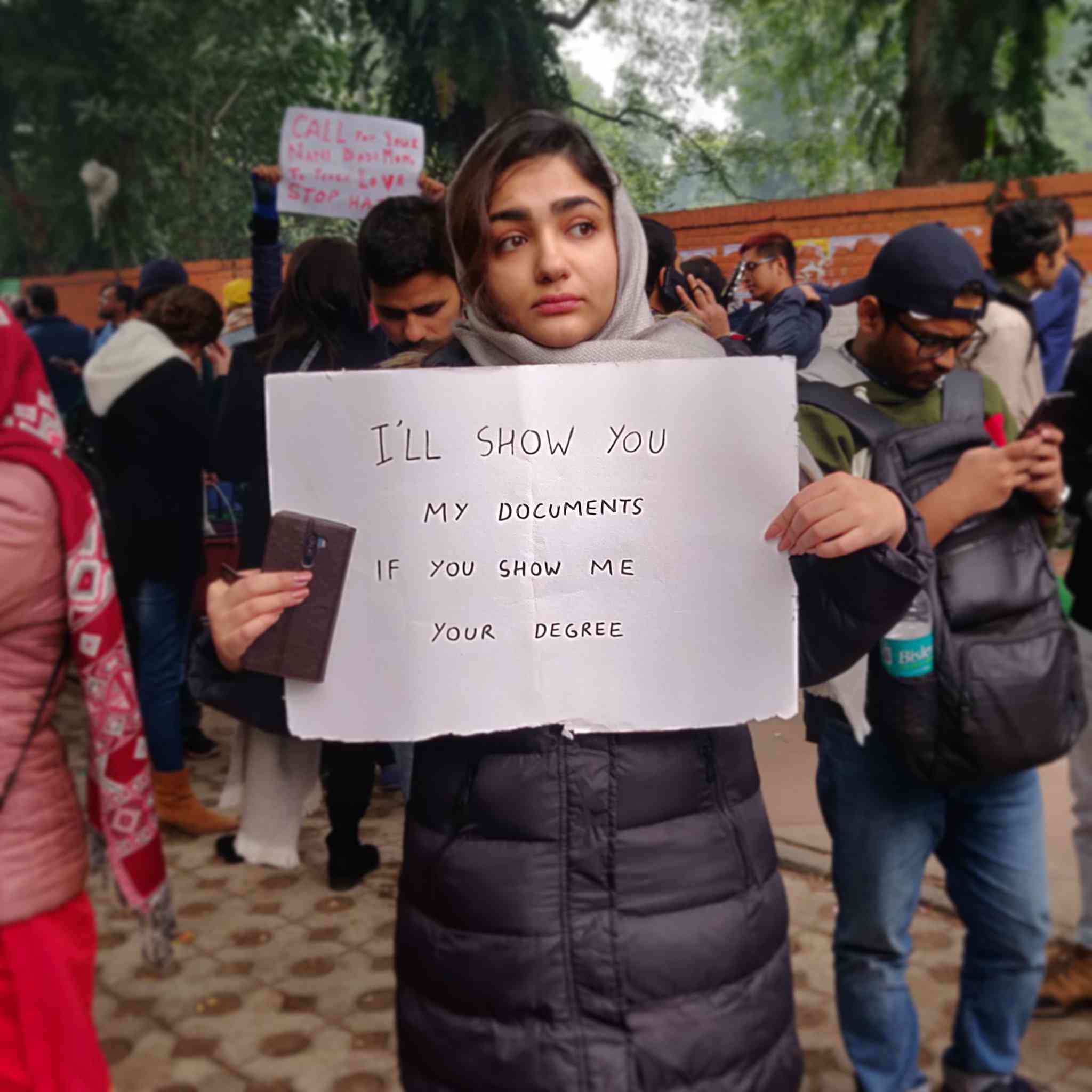 मोदी-शाह यांच्यावर तरुणाईची टोलेबाजी; पाहा आंदोलनातील चर्चेतील पोस्टर्स