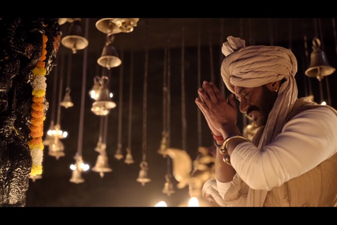 तसंच देवीच्या स्तुतीमध्ये तान्हाजी,त्यांच्या पत्नी आणि सारेच मावळे रंगून गेल्याचं पाहायला मिळत आहे.