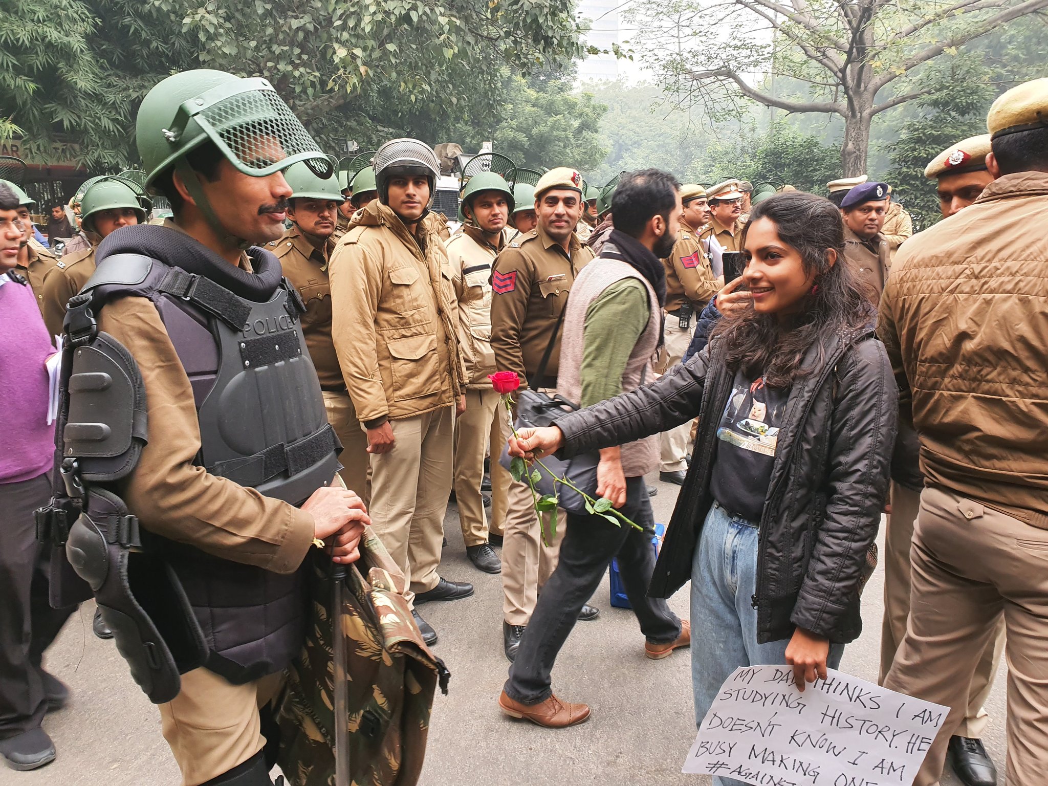 मोदी-शाह यांच्यावर तरुणाईची टोलेबाजी; पाहा आंदोलनातील चर्चेतील पोस्टर्स