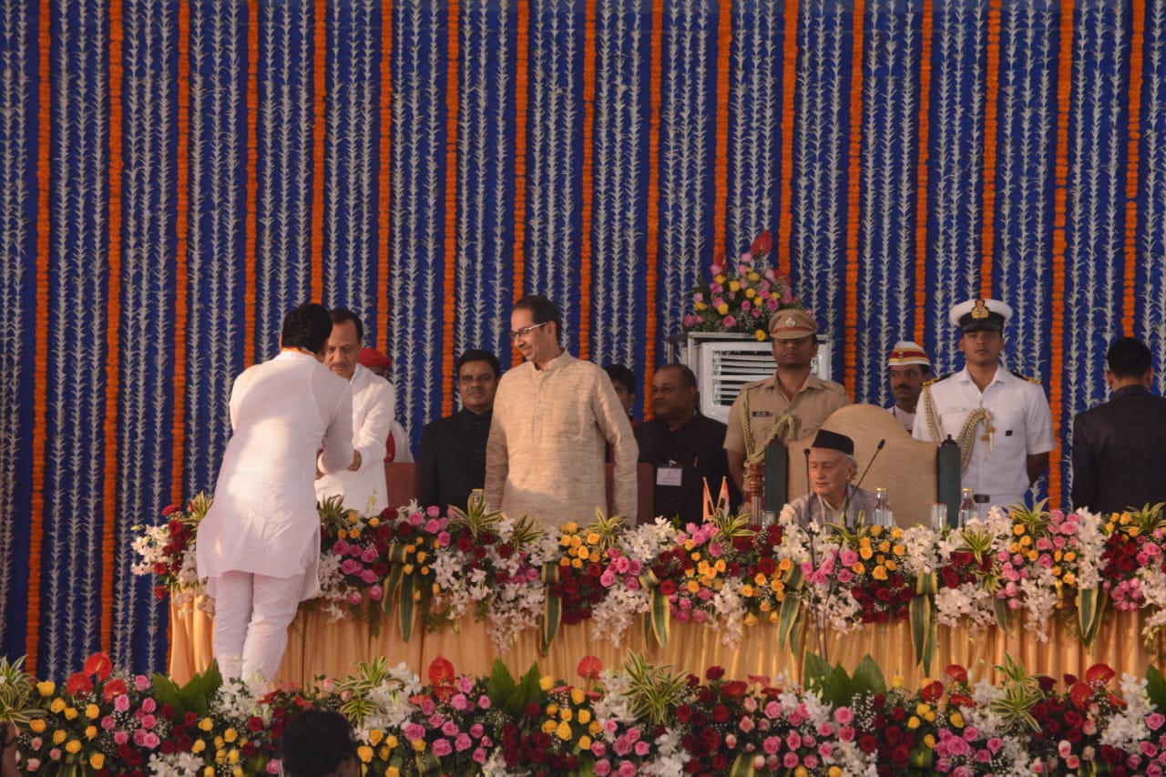मंत्रिपदाची शपथ घेताना आपले नाव, वडिलांचे नाव आणि आडनाव असे पूर्ण नाव घेऊन पुढील शपथ घेण्याची सर्वसाधारण रीत आहे. आतापर्यंतच्या मंत्रिमंडळ शपथविधीत त्याच पद्धतीने मंत्री शपथ घेत. यंदा विधानसभा निवडणुकीनंतर विधिमंडळ अधिवेशनात आमदारकीची शपथ घेताना अनेक आमदारांनी वडिलांबरोबरच आईचे नाव घेतले.