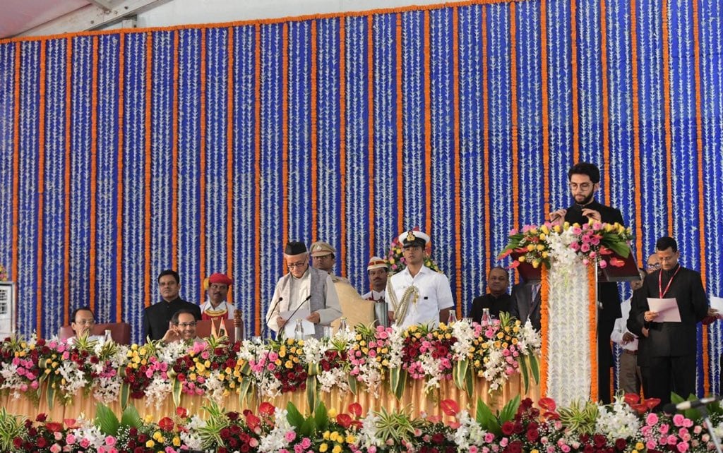 ‘मी आदित्य रश्मी उद्धव ठाकरे ईश्वरसाक्ष शपथ घेतो की..’ महाविकास आघाडी सरकारच्या सोमवारच्या मंत्रिमंडळ विस्तारात मंत्रिपदाची शपथ घेताना वडिलांच्या नावाबरोबरच आईचे नावही आवर्जून घेण्याचा नवा पायंडा पाहायला मिळाला. शिवसेना, राष्ट्रवादी काँग्रेस, काँग्रेस या तिन्ही पक्षांच्या १२ मंत्र्यांनी शपथ घेताना आईचेही नाव घेत ‘मातृ देवो भव’ची प्रचीती दिली. जाणून घेऊयात कोण कोणत्या नेत्यांनी शपथ घेताना आपल्या आईचे नाव घेतले.