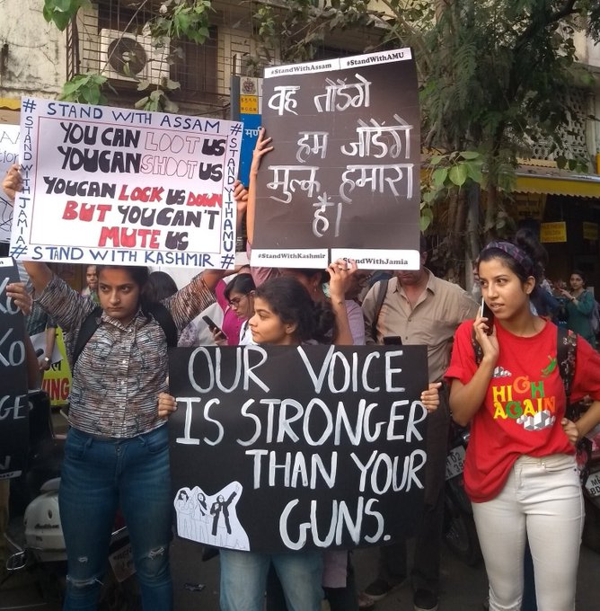मोदी-शाह यांच्यावर तरुणाईची टोलेबाजी; पाहा आंदोलनातील चर्चेतील पोस्टर्स