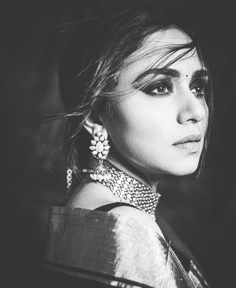 अमृताने काळ्या रंगाची साडी नेसली असून त्यावर साजेसे दागिनेही घातले आहे. (फोटो : अमृता खानविलकर, इन्स्टाग्राम)