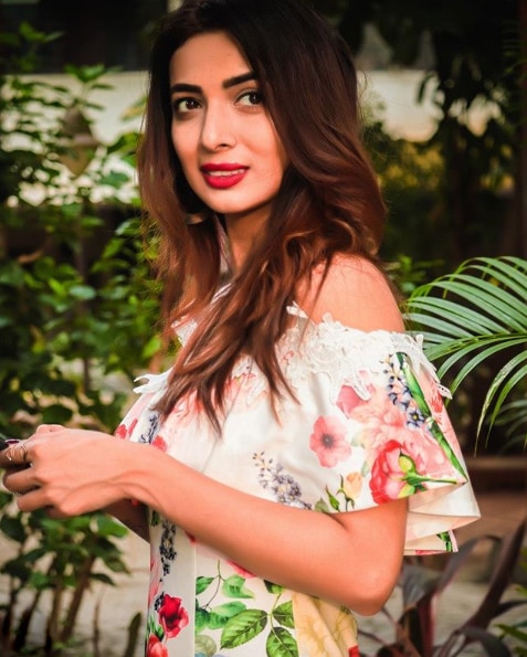 हिना हिंदी, तमिळ आणि तेलगु सिनेसृष्टीतील नावाजलेले नाव आहे.