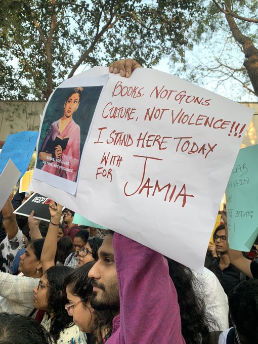 मोदी-शाह यांच्यावर तरुणाईची टोलेबाजी; पाहा आंदोलनातील चर्चेतील पोस्टर्स