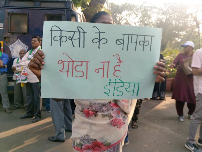 मोदी-शाह यांच्यावर तरुणाईची टोलेबाजी; पाहा आंदोलनातील चर्चेतील पोस्टर्स