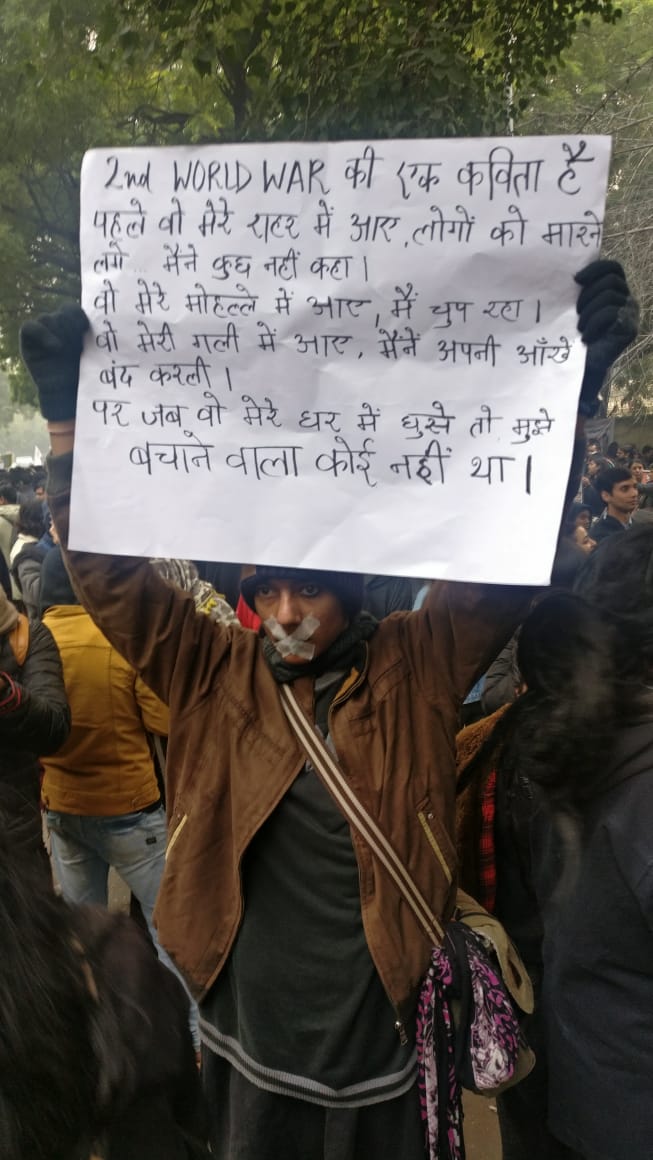 मोदी-शाह यांच्यावर तरुणाईची टोलेबाजी; पाहा आंदोलनातील चर्चेतील पोस्टर्स
