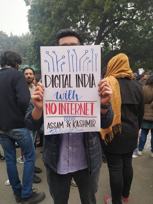 मोदी-शाह यांच्यावर तरुणाईची टोलेबाजी; पाहा आंदोलनातील चर्चेतील पोस्टर्स