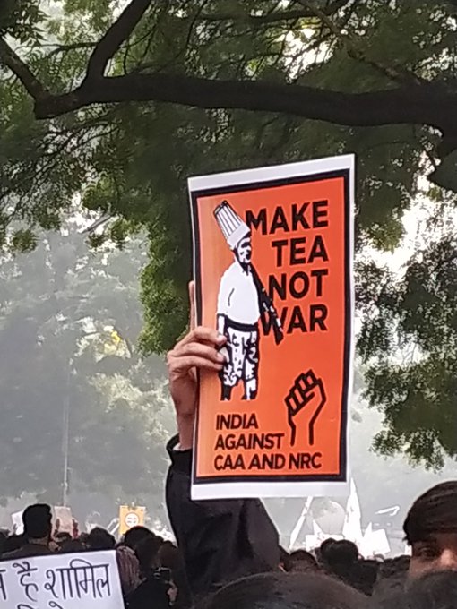 मोदी-शाह यांच्यावर तरुणाईची टोलेबाजी; पाहा आंदोलनातील चर्चेतील पोस्टर्स