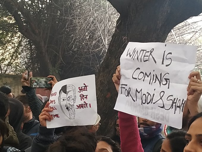 मोदी-शाह यांच्यावर तरुणाईची टोलेबाजी; पाहा आंदोलनातील चर्चेतील पोस्टर्स