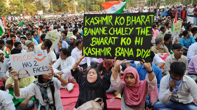 मोदी-शाह यांच्यावर तरुणाईची टोलेबाजी; पाहा आंदोलनातील चर्चेतील पोस्टर्स