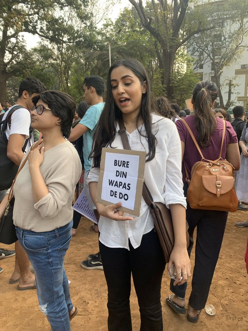 मोदी-शाह यांच्यावर तरुणाईची टोलेबाजी; पाहा आंदोलनातील चर्चेतील पोस्टर्स