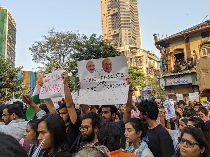 मोदी-शाह यांच्यावर तरुणाईची टोलेबाजी; पाहा आंदोलनातील चर्चेतील पोस्टर्स