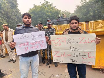मोदी-शाह यांच्यावर तरुणाईची टोलेबाजी; पाहा आंदोलनातील चर्चेतील पोस्टर्स