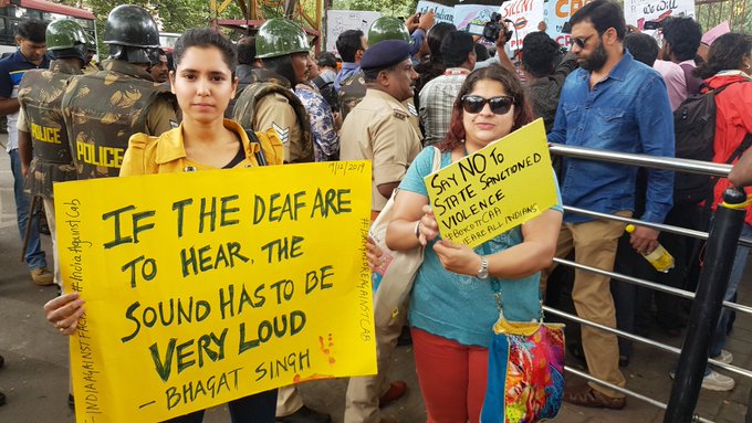 मोदी-शाह यांच्यावर तरुणाईची टोलेबाजी; पाहा आंदोलनातील चर्चेतील पोस्टर्स