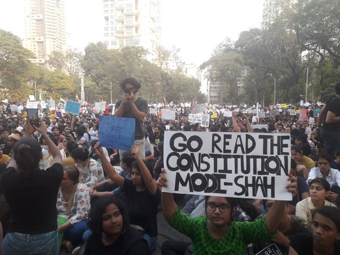 मोदी-शाह यांच्यावर तरुणाईची टोलेबाजी; पाहा आंदोलनातील चर्चेतील पोस्टर्स