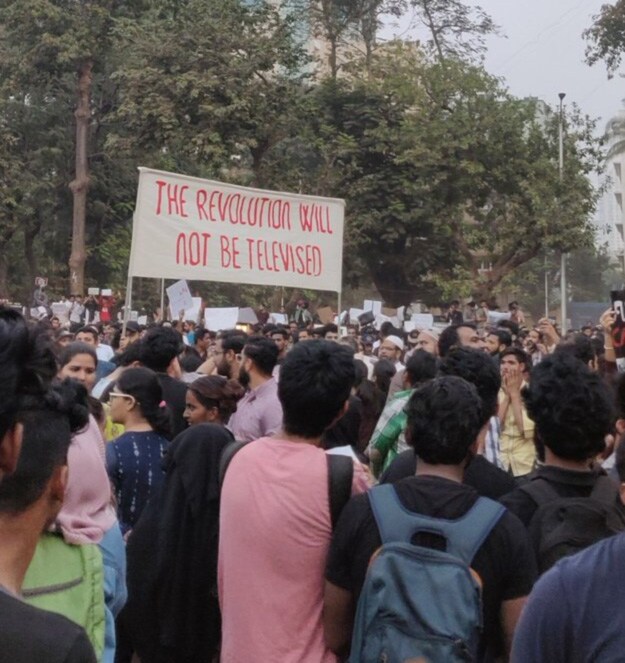 मोदी-शाह यांच्यावर तरुणाईची टोलेबाजी; पाहा आंदोलनातील चर्चेतील पोस्टर्स