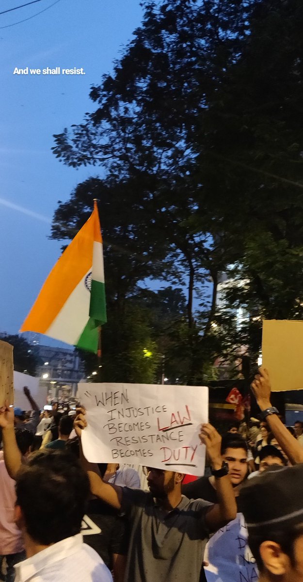 मोदी-शाह यांच्यावर तरुणाईची टोलेबाजी; पाहा आंदोलनातील चर्चेतील पोस्टर्स