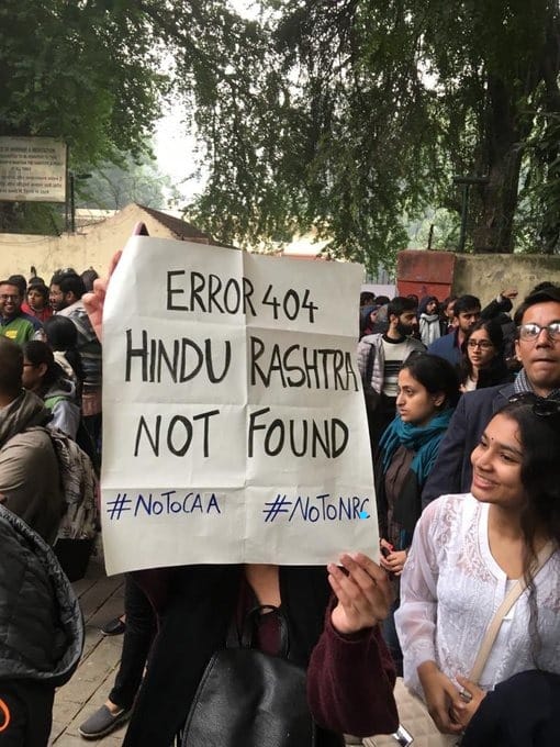 मोदी-शाह यांच्यावर तरुणाईची टोलेबाजी; पाहा आंदोलनातील चर्चेतील पोस्टर्स