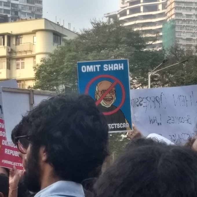 मोदी-शाह यांच्यावर तरुणाईची टोलेबाजी; पाहा आंदोलनातील चर्चेतील पोस्टर्स