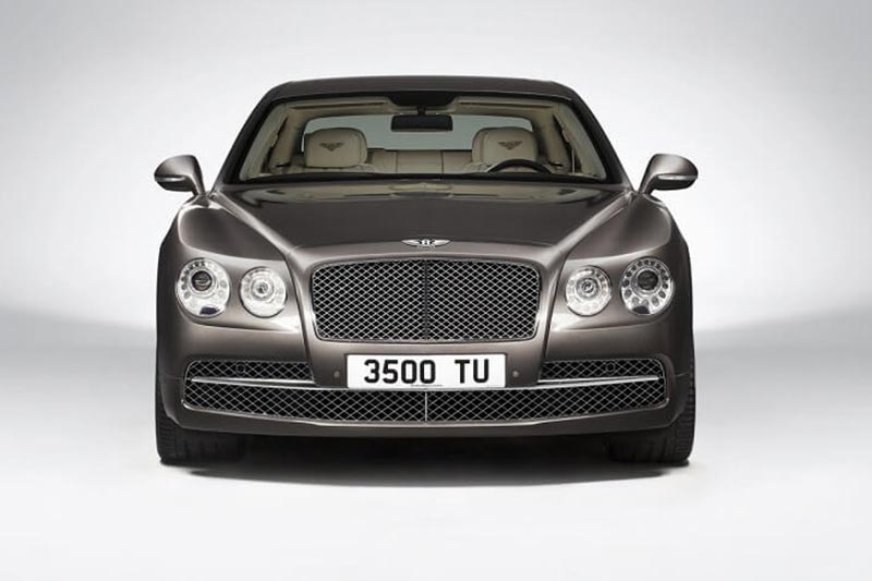 Bentley Continental Flying Spur ही कार देखील अंबानी यांच्याकडे आहे. या कारची किंमत ३.६९ कोटी रुपये आहे.