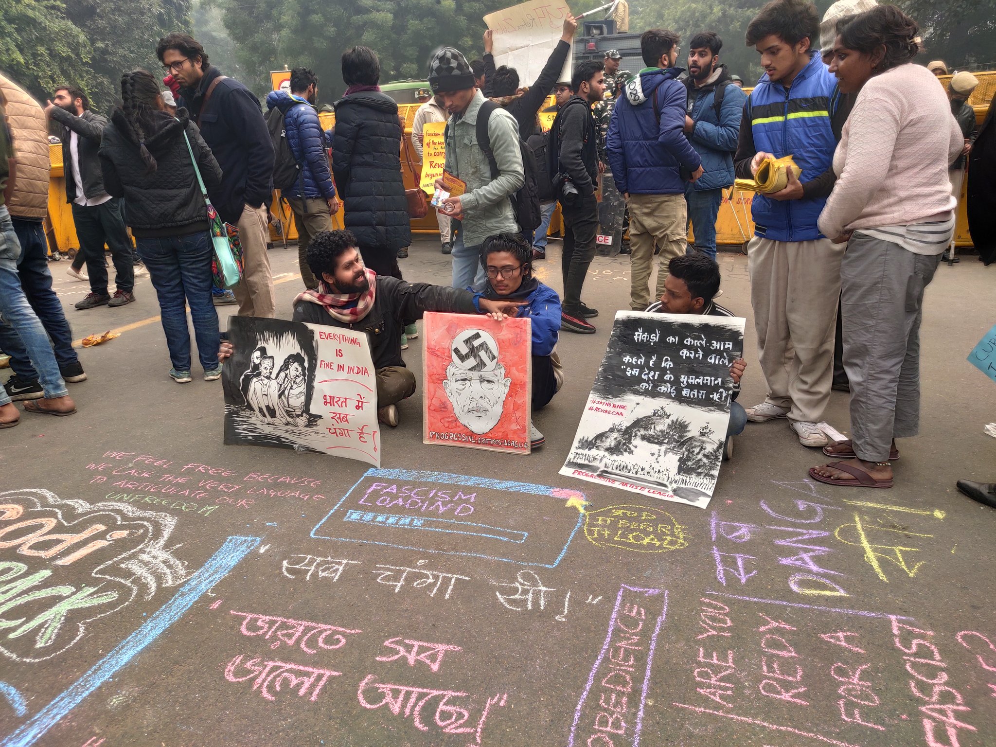 मोदी-शाह यांच्यावर तरुणाईची टोलेबाजी; पाहा आंदोलनातील चर्चेतील पोस्टर्स