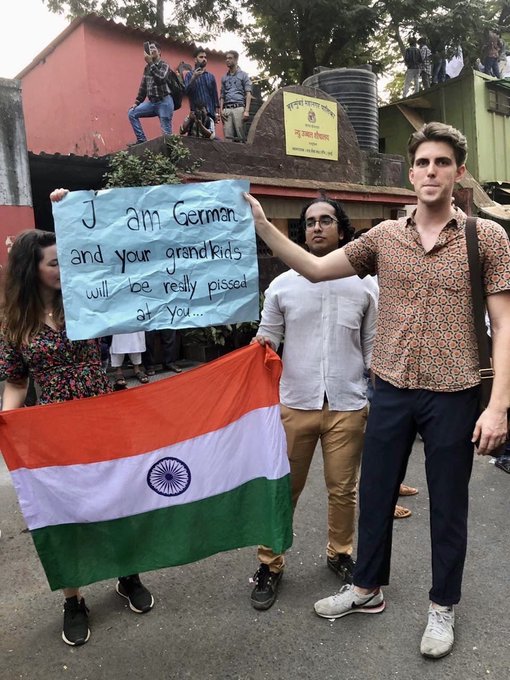 मोदी-शाह यांच्यावर तरुणाईची टोलेबाजी; पाहा आंदोलनातील चर्चेतील पोस्टर्स