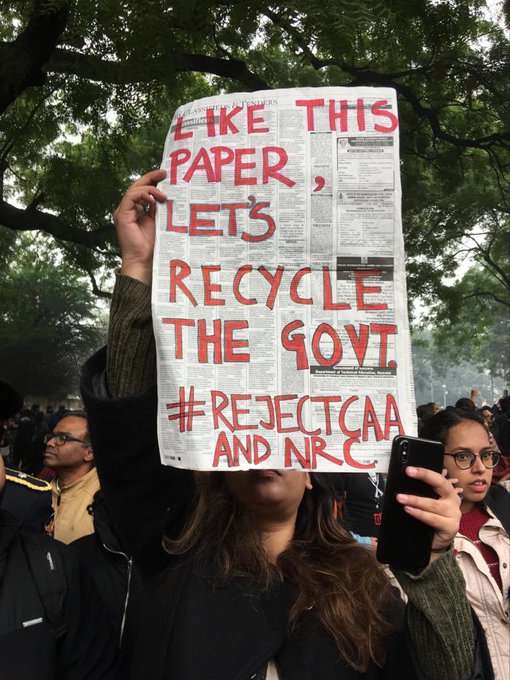 मोदी-शाह यांच्यावर तरुणाईची टोलेबाजी; पाहा आंदोलनातील चर्चेतील पोस्टर्स