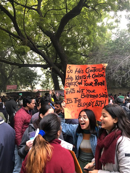 मोदी-शाह यांच्यावर तरुणाईची टोलेबाजी; पाहा आंदोलनातील चर्चेतील पोस्टर्स