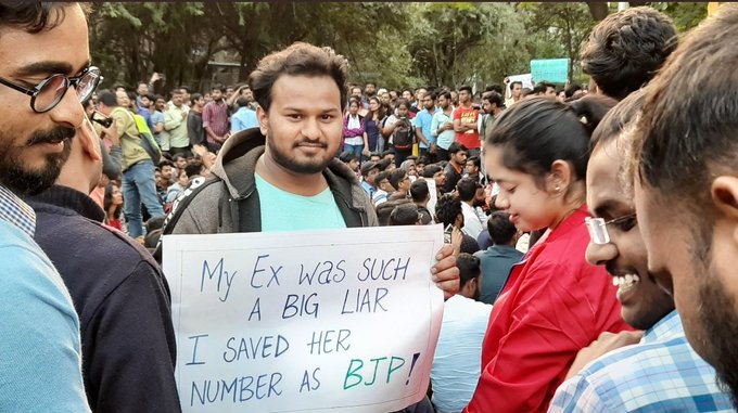 मोदी-शाह यांच्यावर तरुणाईची टोलेबाजी; पाहा आंदोलनातील चर्चेतील पोस्टर्स