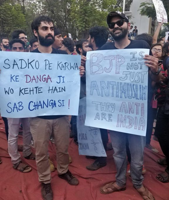 मोदी-शाह यांच्यावर तरुणाईची टोलेबाजी; पाहा आंदोलनातील चर्चेतील पोस्टर्स