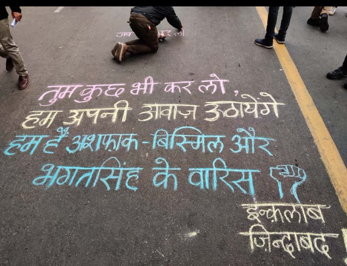 मोदी-शाह यांच्यावर तरुणाईची टोलेबाजी; पाहा आंदोलनातील चर्चेतील पोस्टर्स